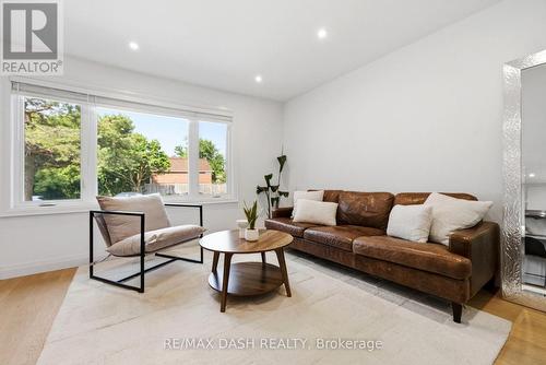 111 Gorman Park Road, Toronto, ON - Indoor Photo Showing Living Room