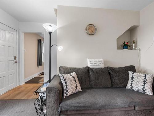 39 Punch Bowl Drive, Halifax, NS - Indoor Photo Showing Living Room