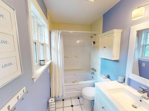 8 Glen Manor Drive, Dartmouth, NS - Indoor Photo Showing Bathroom