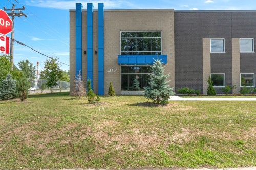 Façade - 315  - 317 Av. Avro, Pointe-Claire, QC - Outdoor