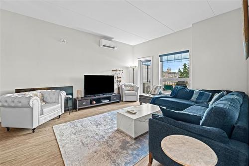 112-300 Centre St, Winnipeg, MB - Indoor Photo Showing Living Room
