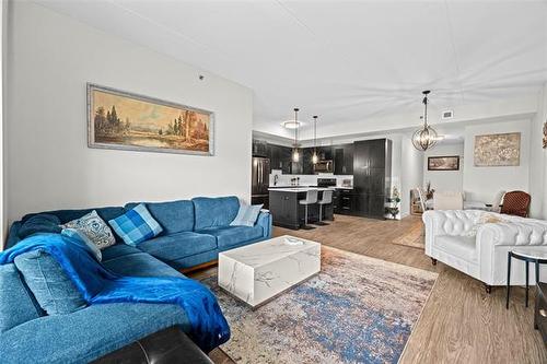 112-300 Centre St, Winnipeg, MB - Indoor Photo Showing Living Room