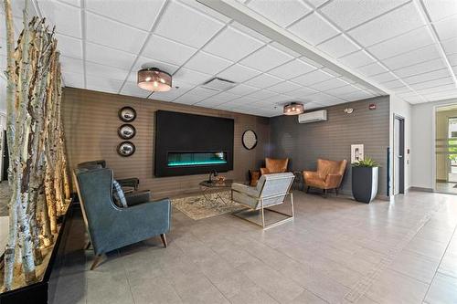 112-300 Centre St, Winnipeg, MB - Indoor Photo Showing Other Room