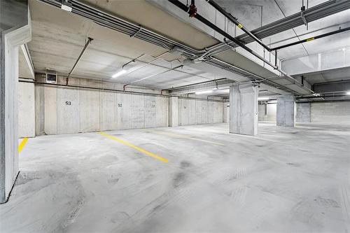 112-300 Centre St, Winnipeg, MB - Indoor Photo Showing Garage