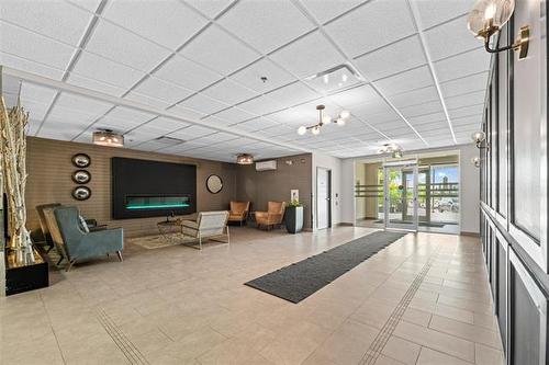 112-300 Centre St, Winnipeg, MB - Indoor Photo Showing Other Room