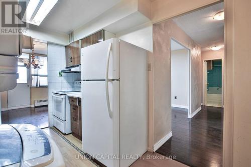 711 - 5 Frith Road, Toronto, ON - Indoor Photo Showing Kitchen