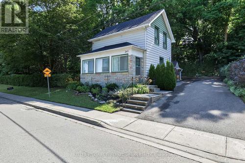 341 COTTER STREET  Newmarket, ON L3Y 3X9