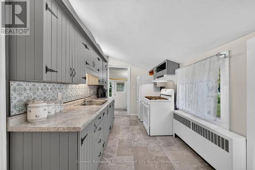 135 Essex Street, Goderich (Goderich (Town)), ON - Indoor Photo Showing Kitchen With Double Sink