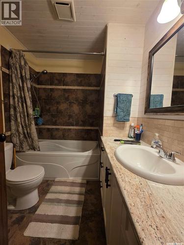 304 4Th Avenue Se, Swift Current, SK - Indoor Photo Showing Bathroom
