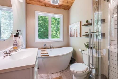 Bathroom - 9 Ch. Pritchard, La Pêche, QC - Indoor Photo Showing Bathroom