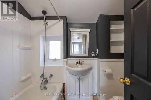 751 Curry Street, London East (East G), ON - Indoor Photo Showing Bathroom