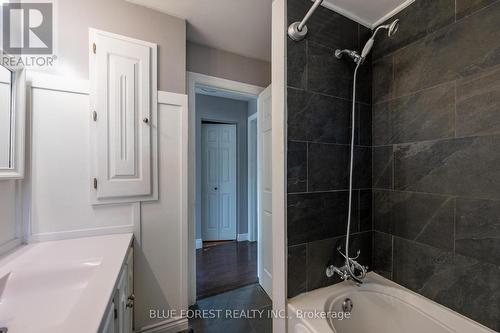 751 Curry Street, London East (East G), ON - Indoor Photo Showing Bathroom