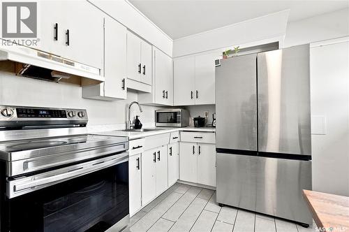 2814-2816 7Th Street E, Saskatoon, SK - Indoor Photo Showing Kitchen