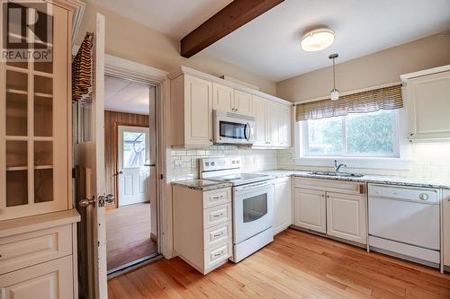 1805 Shore Rd, Richard'S Landing, ON - Indoor Photo Showing Kitchen