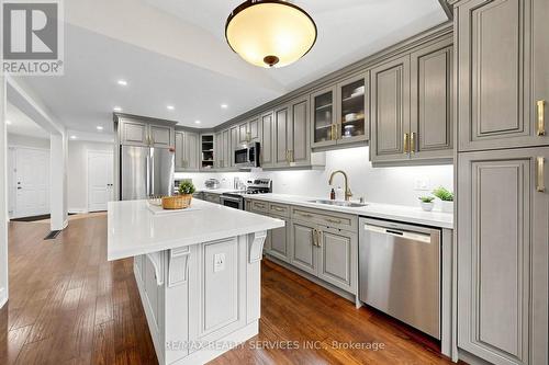 32 Hillpath Crescent, Brampton, ON - Indoor Photo Showing Kitchen With Upgraded Kitchen