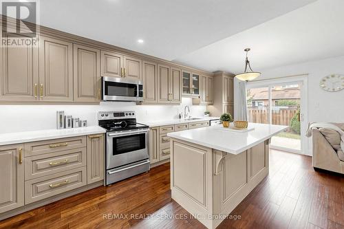 32 Hillpath Crescent, Brampton, ON - Indoor Photo Showing Kitchen With Double Sink