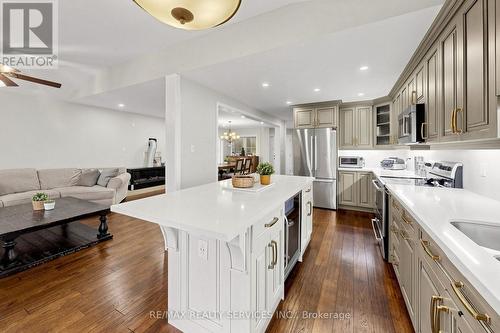 32 Hillpath Crescent, Brampton, ON - Indoor Photo Showing Kitchen With Double Sink With Upgraded Kitchen