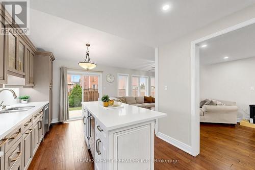 32 Hillpath Crescent, Brampton, ON - Indoor Photo Showing Kitchen With Upgraded Kitchen