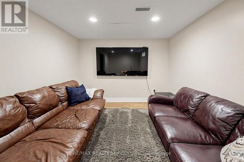 32 Hillpath Crescent, Brampton, ON - Indoor Photo Showing Living Room