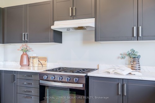 252 Springfield Crescent, Clearview, ON - Indoor Photo Showing Kitchen With Upgraded Kitchen