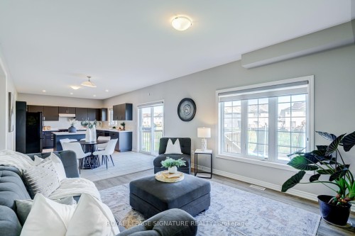 252 Springfield Crescent, Clearview, ON - Indoor Photo Showing Living Room