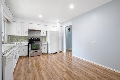 50 Kowall Bay, Winnipeg, MB - Indoor Photo Showing Kitchen