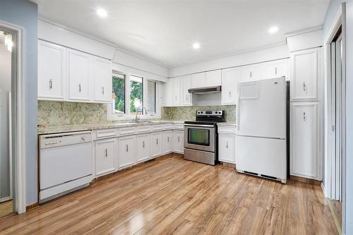 50 Kowall Bay, Winnipeg, MB - Indoor Photo Showing Kitchen