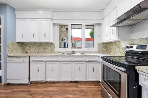 50 Kowall Bay, Winnipeg, MB - Indoor Photo Showing Kitchen With Double Sink