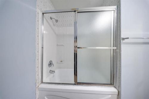 50 Kowall Bay, Winnipeg, MB - Indoor Photo Showing Bathroom
