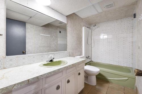 50 Kowall Bay, Winnipeg, MB - Indoor Photo Showing Bathroom
