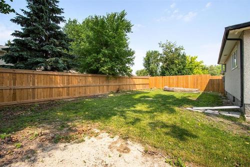 50 Kowall Bay, Winnipeg, MB - Outdoor With Backyard