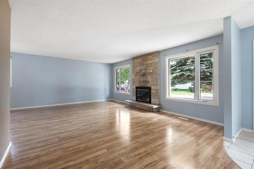 50 Kowall Bay, Winnipeg, MB - Indoor Photo Showing Living Room With Fireplace