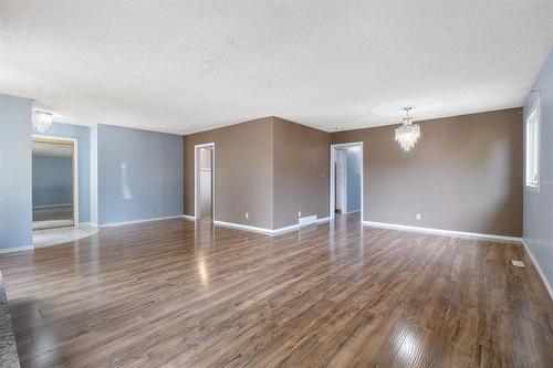 50 Kowall Bay, Winnipeg, MB - Indoor Photo Showing Other Room