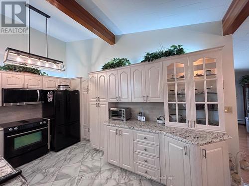 324 Third Avenue, Cochrane, ON - Indoor Photo Showing Kitchen