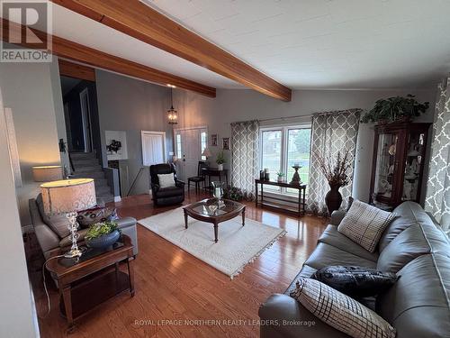 324 Third Avenue, Cochrane, ON - Indoor Photo Showing Living Room