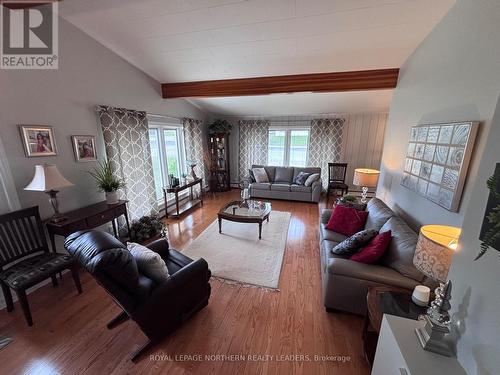 324 Third Avenue, Cochrane, ON - Indoor Photo Showing Living Room