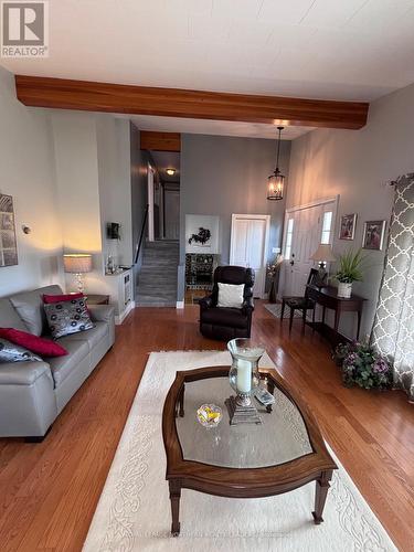 324 Third Avenue, Cochrane, ON - Indoor Photo Showing Living Room
