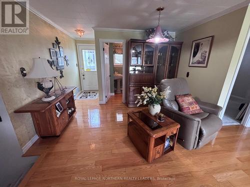 324 Third Avenue, Cochrane, ON - Indoor