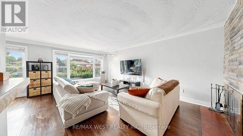 32 Allonsius Drive, Toronto, ON - Indoor Photo Showing Living Room