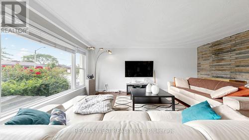 32 Allonsius Drive, Toronto, ON - Indoor Photo Showing Living Room