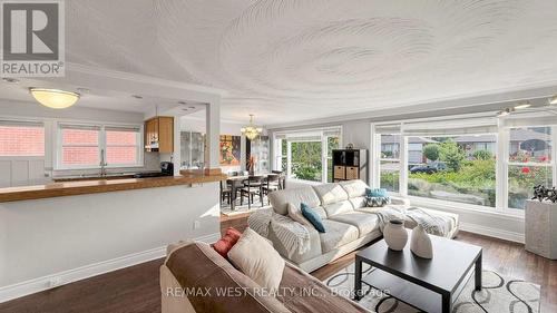 32 Allonsius Drive, Toronto, ON - Indoor Photo Showing Living Room