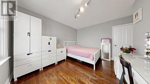 32 Allonsius Drive, Toronto, ON - Indoor Photo Showing Bedroom