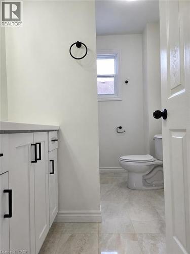 13 Stanley Street, Cambridge, ON - Indoor Photo Showing Bathroom