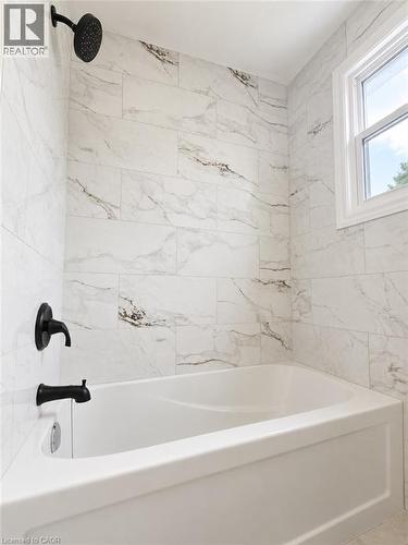 13 Stanley Street, Cambridge, ON - Indoor Photo Showing Bathroom
