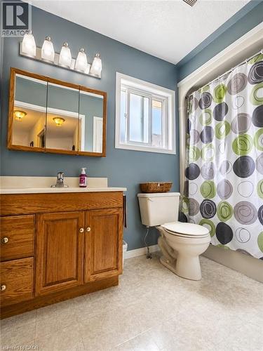 13 Stanley Street, Cambridge, ON - Indoor Photo Showing Bathroom