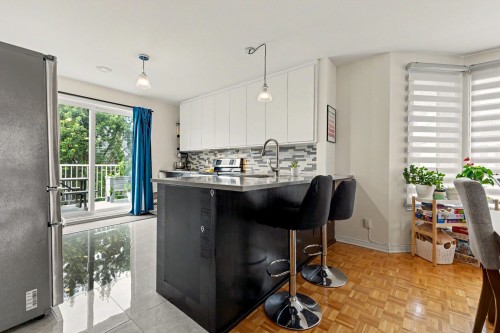 Coin-repas - 373 Rue Upper Edison, Saint-Lambert, QC - Indoor Photo Showing Kitchen With Upgraded Kitchen