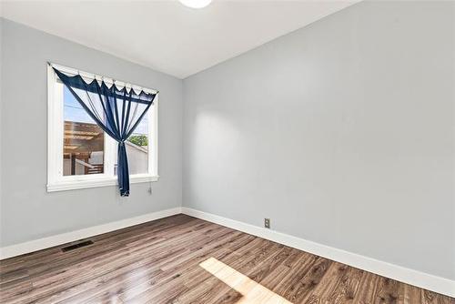 123 Traverse Ave, Winnipeg, MB - Indoor Photo Showing Other Room