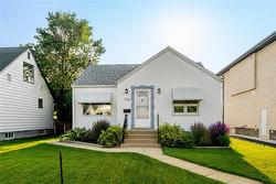 123 Traverse AVE  Winnipeg, MB R2H 2G8