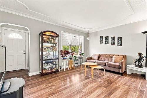123 Traverse Ave, Winnipeg, MB - Indoor Photo Showing Living Room
