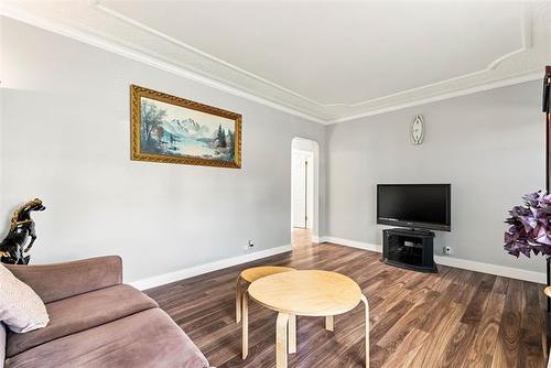 123 Traverse Ave, Winnipeg, MB - Indoor Photo Showing Living Room